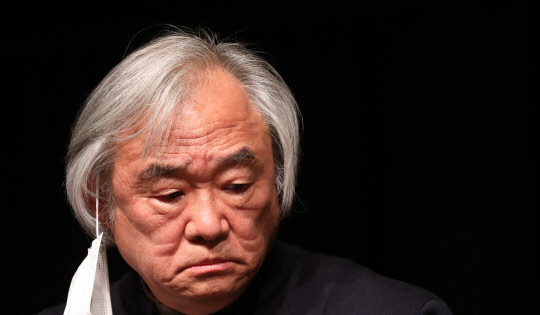 28일 피아니스트 백건우 씨가 서초동 흰물결아트센터에서 부인 윤정희 방치 의혹 관련 기자회견 중 물을 마시기 위해 마스크를 벗고 있다. 백건우 씨는 이번 의혹을 제기한 MBC 'PD수첩'을 상대로 언론중재위원회에 정정보도와 11억원의 손해배상을 청구하는 조정을 신청했다.   연합뉴스